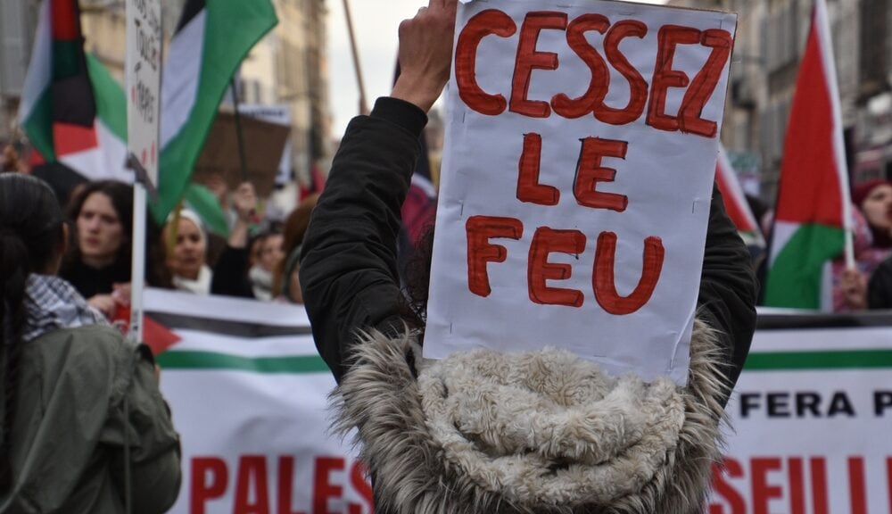 French Jews on the Tightrope